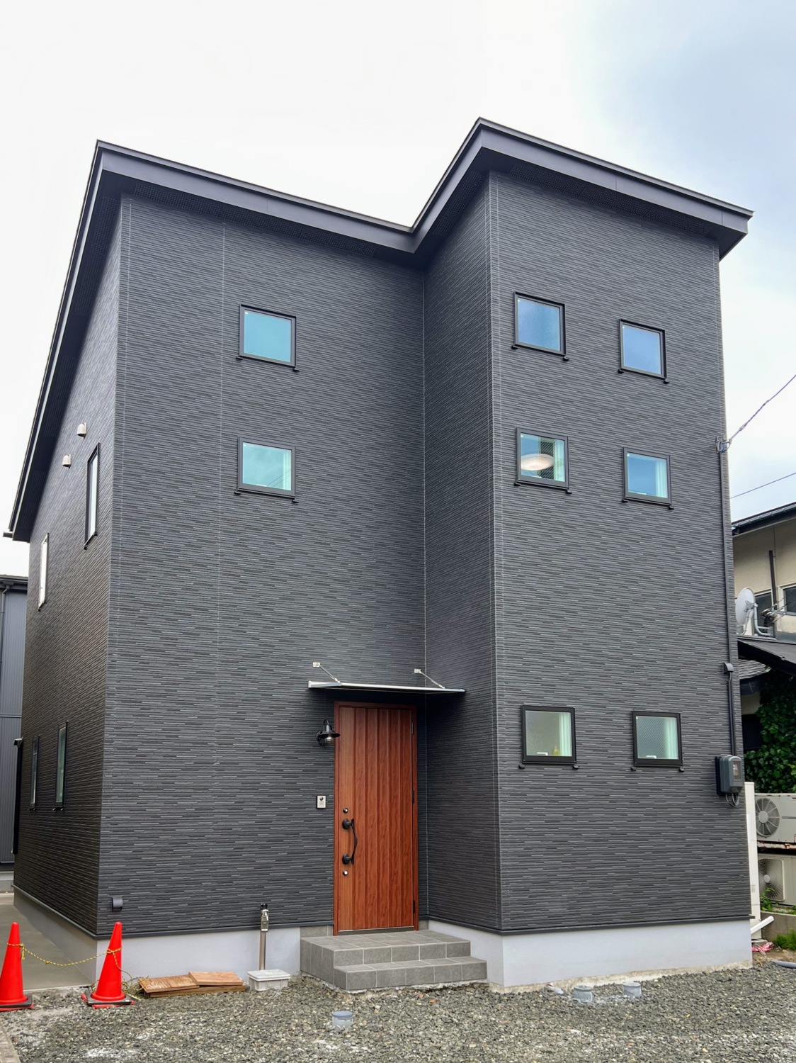 ぐるぐる動線×大容量のパントリー収納×片流れ屋根のすっきり外観！北側道路43坪＆利便性◎の立地に建つ家事効率のよい家